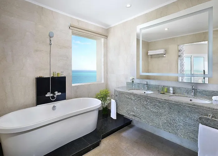 Hilton Plaza Resort 5*